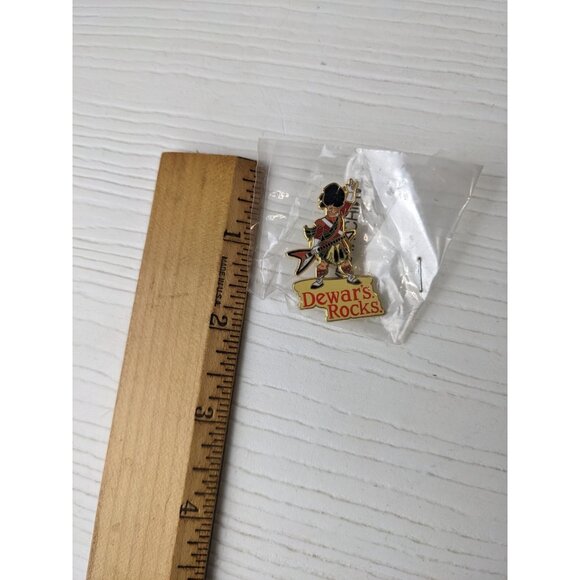 Lapel Pin Dewars Rocks Collectors Scotsman Scotch Whiskey NOS - Picture 2 of 4